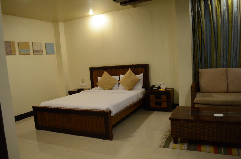 Hotel The Elite Suites Pune Quarto foto